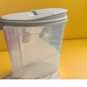 Rubbermaid Cereal Dry Goods Food Storage Container Pour Cover 3.5 qt #556-I-2